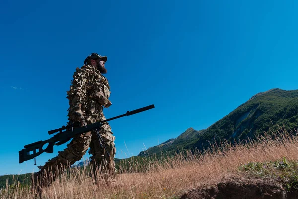 Ordu Askeri Dürbünlü Bir Keskin Nişancı Tüfeği Tutuyor Ormanda Yürüyor — Stok fotoğraf