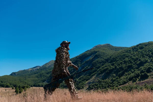 Ordu Askeri Dürbünlü Bir Keskin Nişancı Tüfeği Tutuyor Ormanda Yürüyor — Stok fotoğraf