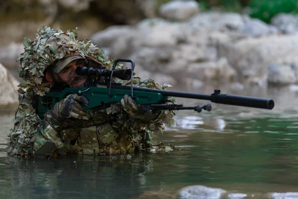 Askeri Bir Adam Kamuflaj Kıyafetli Bir Havalı Oyuncu Nehri Gizlice — Stok fotoğraf