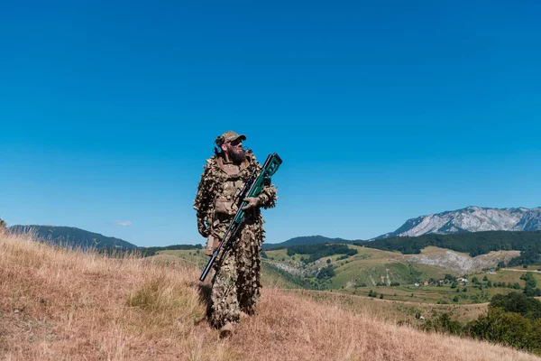 Armádní Voják Drží Odstřelovací Pušku Dalekohledem Prochází Lesem Válka Armáda — Stock fotografie