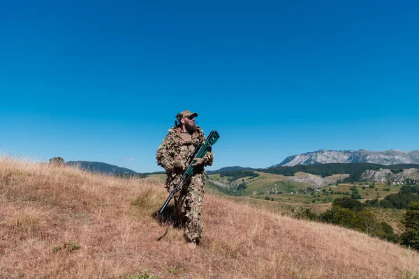 Armésoldaten Håller Ett Krypskyttegevär Med Kikarsikte Och Går Skogen Krig — Stockfoto