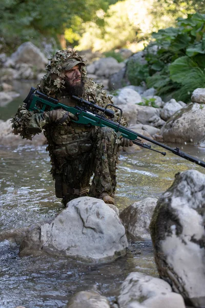 Military Man Airsoft Player Camouflage Suit Sneaking River Aims Sniper — Stock Photo, Image