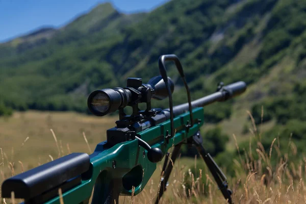 Rifle Francotirador Militar Verde Con Alcance Para Guerra Táctica Moderna — Foto de Stock