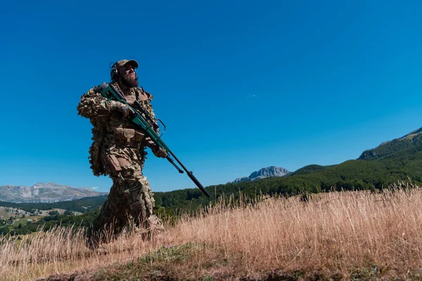 Hæren Soldat Holder Snigskytte Riffel Med Rækkevidde Skoven Krig Hær - Stock-foto