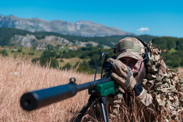 Ordu Askeri Dürbünlü Keskin Nişancı Tüfeği Tutuyor Ormana Nişan Alıyor — Stok fotoğraf
