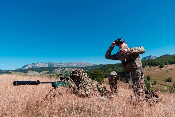 Bölgeyi Gözlemlemek Için Bir Asistanın Yardımıyla Keskin Nişancı Asker Modern — Stok fotoğraf