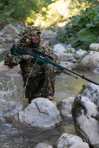 Militär Man Eller Airsoft Spelare Kamouflage Kostym Smyga Floden Och — Stockfoto