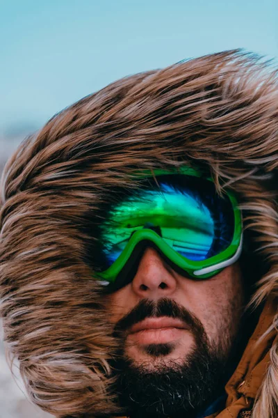 Foto Hombre Una Zona Nevada Fría Con Una Chaqueta Gruesa —  Fotos de Stock