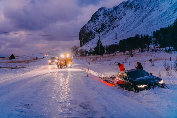 Служба Придорожной Помощи Вытащила Машину Канала Инцидент Замерзшей Скандинавской Дороге — стоковое фото