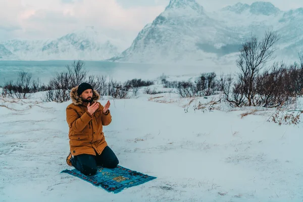 Musulmán Que Viaja Través Las Regiones Árticas Frías Mientras Realiza —  Fotos de Stock