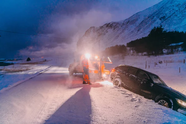 Служба Придорожной Помощи Вытащила Машину Канала Инцидент Замерзшей Скандинавской Дороге — стоковое фото