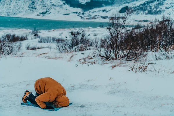 Μουσουλμάνος Που Ταξιδεύει Μέσα Από Αρκτικές Ψυχρές Περιοχές Ενώ Εκτελεί — Φωτογραφία Αρχείου
