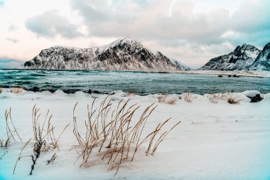 Norveç kışın kötü bulutlu hava ile kıyıya vurur. Yüksek kalite fotoğraf