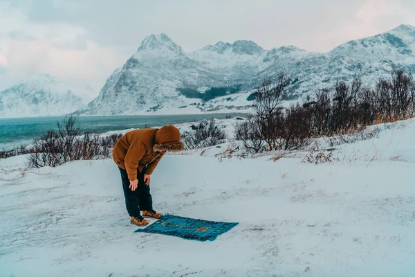 Μουσουλμάνος Που Ταξιδεύει Μέσα Από Αρκτικές Ψυχρές Περιοχές Ενώ Εκτελεί — Φωτογραφία Αρχείου