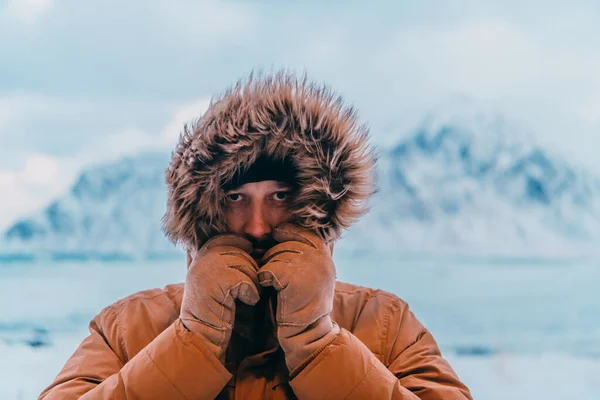 一个男人穿着厚厚的棕色冬季夹克和手套在寒冷的雪地里的头像照片 国家寒冷地区的生活 — 图库照片