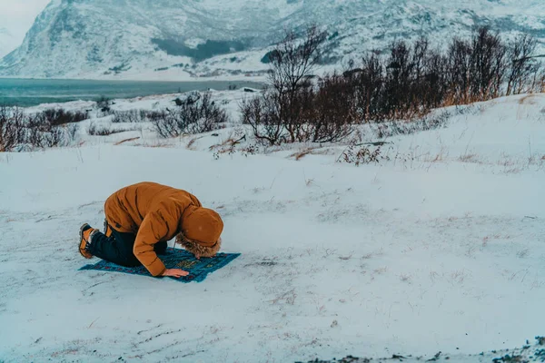 Een Moslim Reist Door Arctische Koude Gebieden Tijdens Het Uitvoeren — Stockfoto