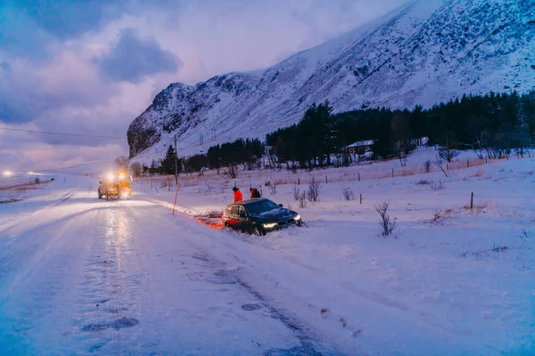 Służby Pomocy Drogowej Wyciągają Samochód Kanału Incydent Zamarzniętej Drodze Skandynawskiej — Zdjęcie stockowe