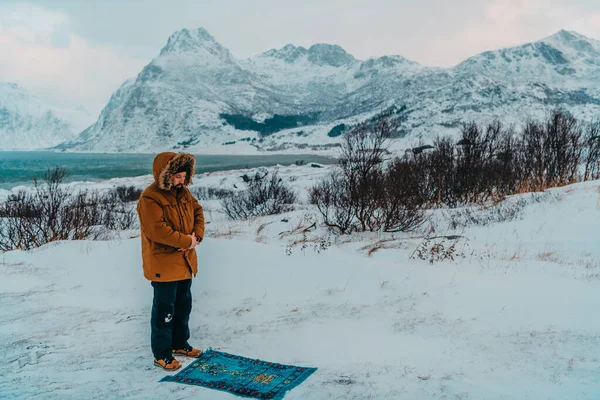 Muslim Cestování Arktickými Studenými Oblastmi Při Provádění Muslimské Modlitby Namaz — Stock fotografie