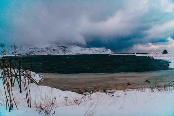 Νορβηγία Ακτή Χειμώνα Χιόνι Κακό Συννεφιασμένο Καιρό Υψηλής Ποιότητας Φωτογραφία — Φωτογραφία Αρχείου