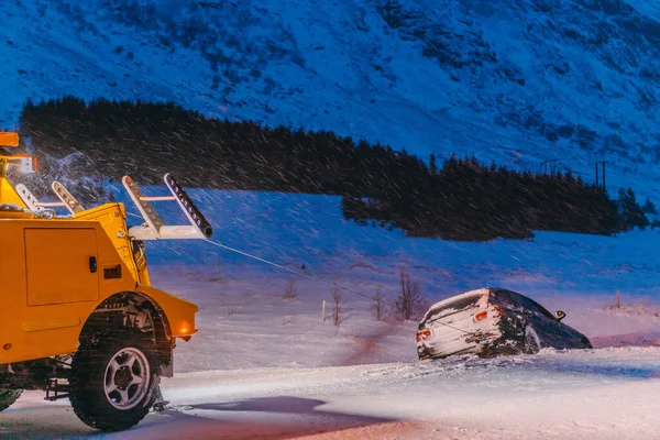 路边的救援人员把车拖出运河 斯堪的纳维亚冻土路上的一起事件 — 图库照片