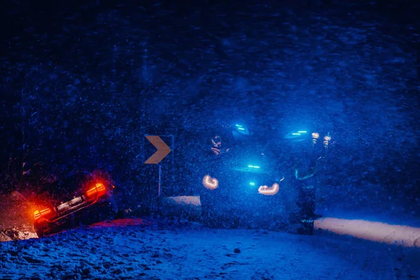 Silniční Asistenční Služba Vytahuje Auto Kanálu Incident Zamrzlé Skandinávské Silnici — Stock fotografie