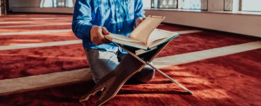 Müslümanlardan biri, Müslüman kutsal ayı Ranazan 'da Kureyş' i modern bir büyük camide okuyor.. 