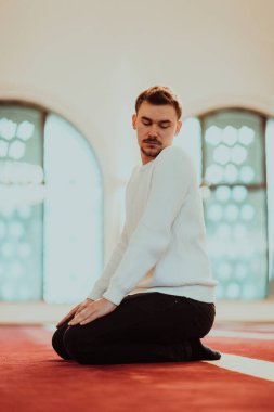 Müslümanların kutsal Ramazan ayında modern bir camide namaz kılması. 