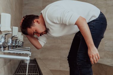 Bir müslüman abdest alıyor. Dua etmeden önce Müslümanların dini temizliği. Namazdan önce vücudu temizleme süreci. 