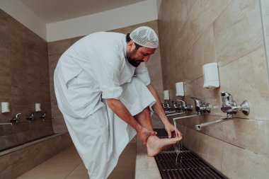 Bir müslüman abdest alıyor. Dua etmeden önce Müslümanların dini temizliği. Namazdan önce vücudu temizleme süreci. 