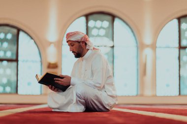 Müslümanlardan biri, Müslüman kutsal ayı Ranazan 'da Kureyş' i modern bir büyük camide okuyor.. 