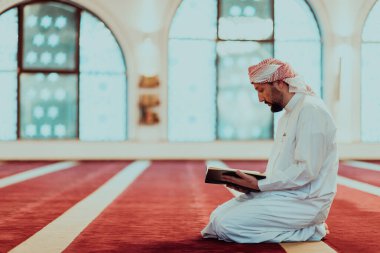 Müslümanlardan biri, Müslüman kutsal ayı Ranazan 'da Kureyş' i modern bir büyük camide okuyor.. 