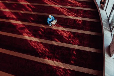 Müslümanlardan biri, Müslüman kutsal ayı Ranazan 'da Kureyş' i modern bir büyük camide okuyor.. 