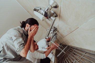 Bir müslüman abdest alıyor. Dua etmeden önce Müslümanların dini temizliği. Namazdan önce vücudu temizleme süreci. 