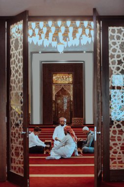 Müslüman bir grup Ramazan Bayramı 'nda modern bir camide Kuran' ın kutsal kitabını okuyor.. 