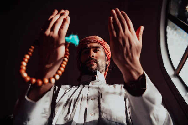 Moslim Arabische Man Bidt Religieuze Moslimman Bidt Moskee Tijdens Ramadan — Stockfoto