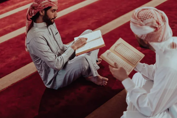 Μια Ομάδα Μουσουλμάνων Διαβάζει Ιερό Βιβλίο Του Κορανίου Ένα Σύγχρονο — Φωτογραφία Αρχείου