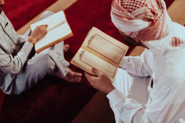 Skupina Muslimů Čtení Svaté Knihy Koránu Moderní Mešitě Během Muslimského — Stock fotografie
