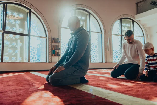 在神圣的斋月 一群穆斯林在一座现代清真寺里向穆斯林祈祷 — 图库照片