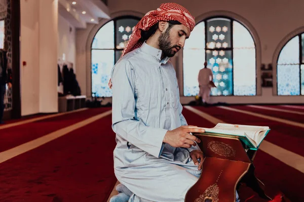 Muçulmano Livro Islâmico Sagrado Quraqn Uma Grande Mesquita Moderna Durante — Fotografia de Stock