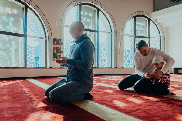 Grupo Muçulmanos Uma Mesquita Moderna Rezando Namaz Oração Muçulmana Durante — Fotografia de Stock