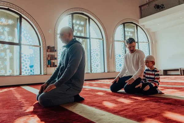 Grupo Muçulmanos Uma Mesquita Moderna Rezando Namaz Oração Muçulmana Durante — Fotografia de Stock