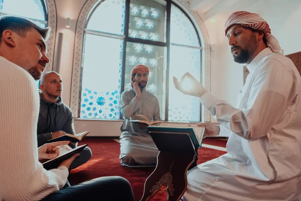 Grupo Muçulmanos Lendo Livro Sagrado Alcorão Uma Mesquita Moderna Durante — Fotografia de Stock