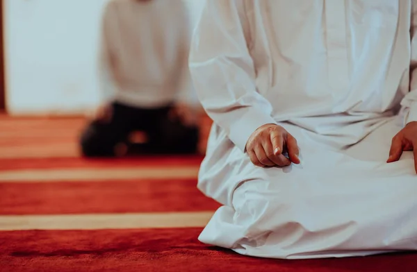 Een Groep Moslims Een Moderne Moskee Biddend Moslimgebed Namaz Tijdens — Stockfoto