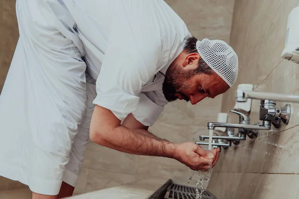 Muslim Performing Ablution Ritual Religious Cleansing Muslims Performing Prayer Process — Stock Photo, Image