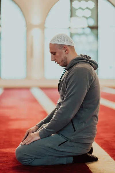 Musulmán Rezando Una Mezquita Moderna Durante Sagrado Mes Musulmán Ramadán —  Fotos de Stock