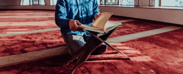 Musulmán Lee Libro Sagrado Islámico Quraqn Una Mezquita Moderna Durante —  Fotos de Stock