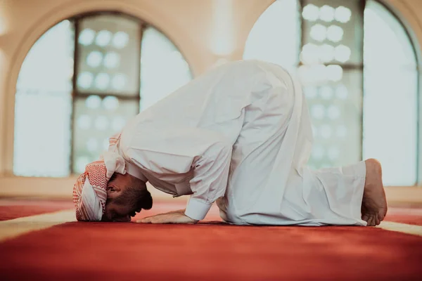 Muçulmano Rezando Uma Mesquita Moderna Durante Mês Sagrado Muçulmano Ramadã — Fotografia de Stock