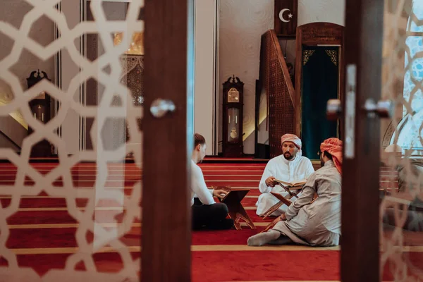 Skupina Muslimů Čtení Svaté Knihy Koránu Moderní Mešitě Během Muslimského — Stock fotografie
