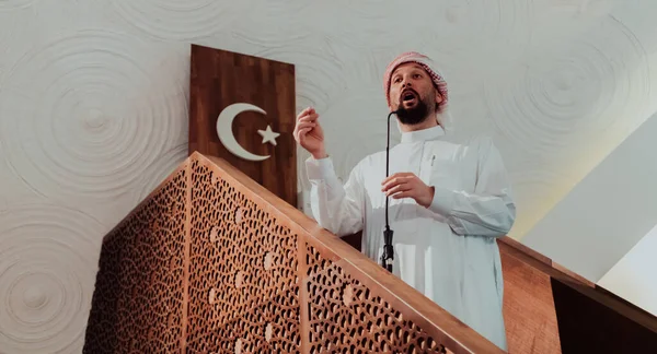 Imam Arabo Musulmano Tiene Discorso Venerdì Pomeriggio Nella Preghiera Moschea — Foto Stock