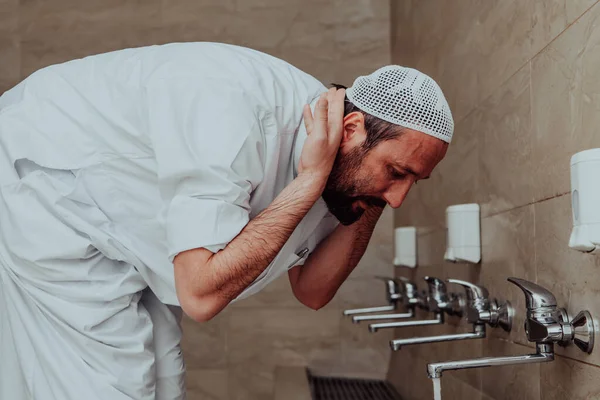 Muslim Performing Ablution Ritual Religious Cleansing Muslims Performing Prayer Process — Stock Photo, Image